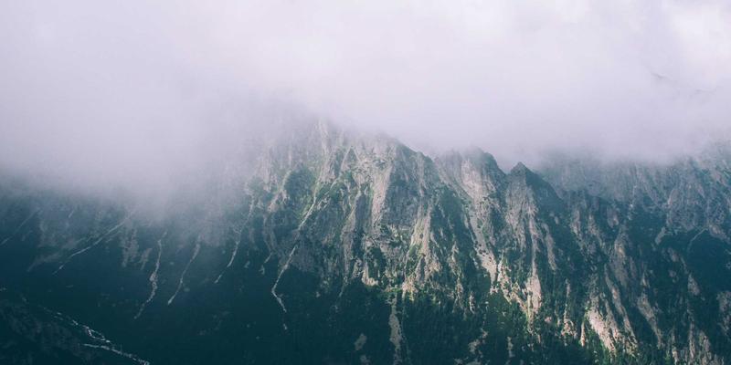 绿色数据中心认证指南：PUE优化、水资源管理与可再生能源采购最佳实践